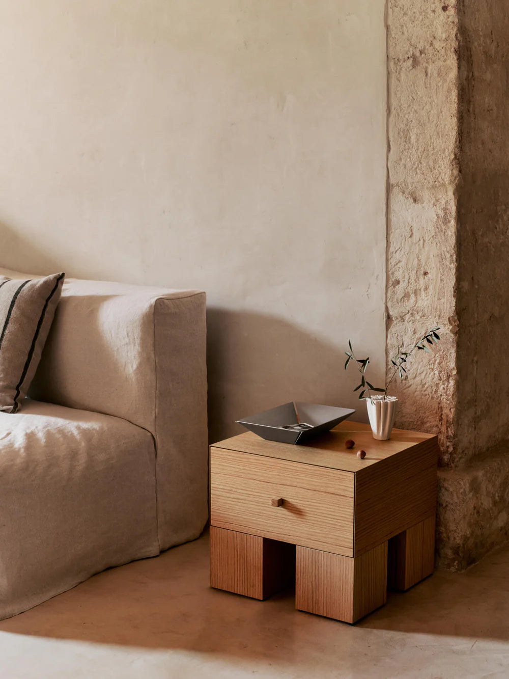 Kuben Bedside Table