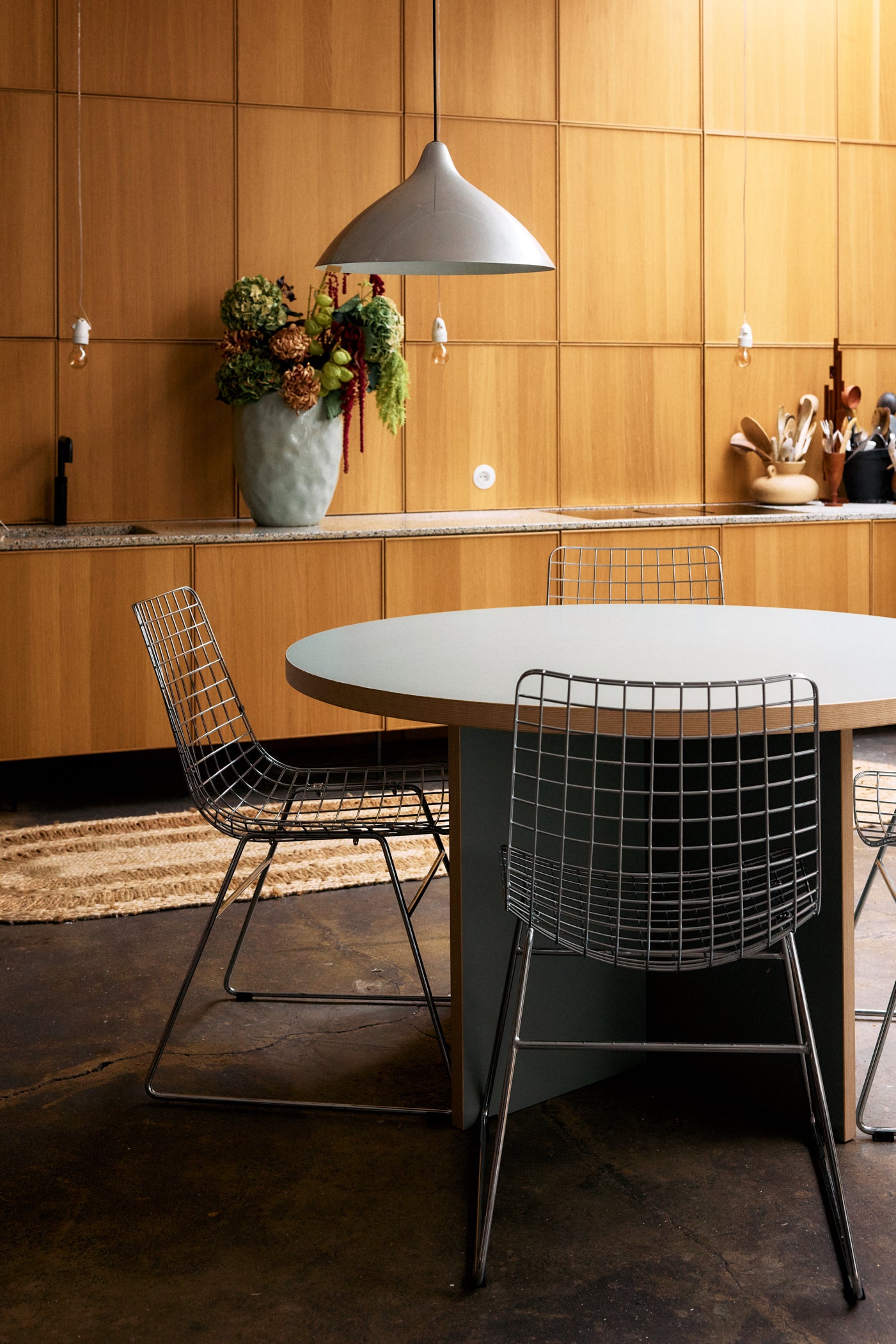 Round Dining table - Pale green