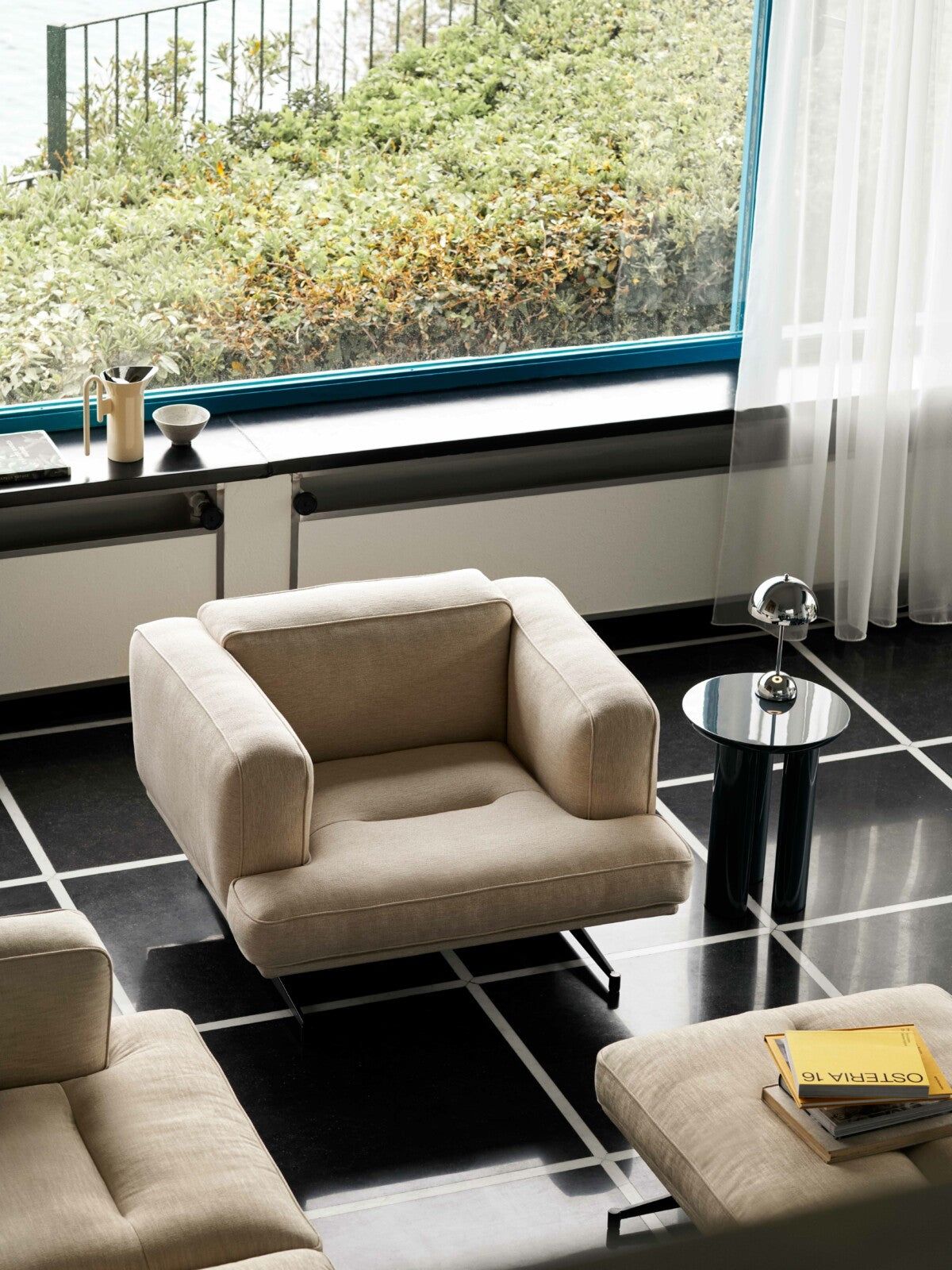 Inland AV21 Lounge Chair - Black legs