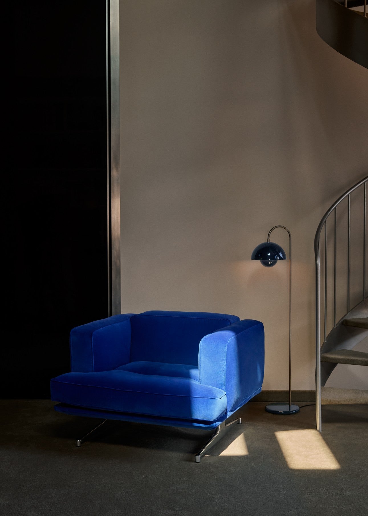 Inland AV21 Lounge Chair - Chrome legs
