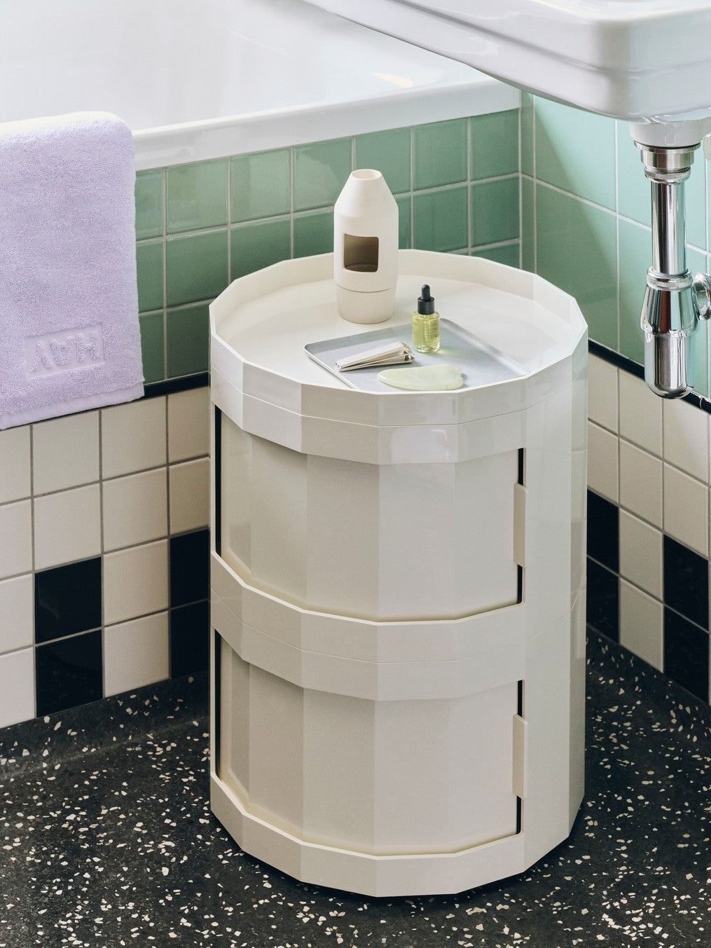 Facet Cabinet 20 incl. feet and castors - Eggshell