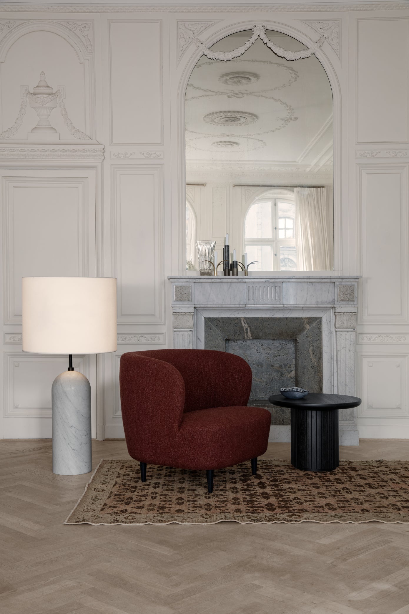 Moon Coffee Table Round - Brown / Black Stained Veneer Oak Lacquered