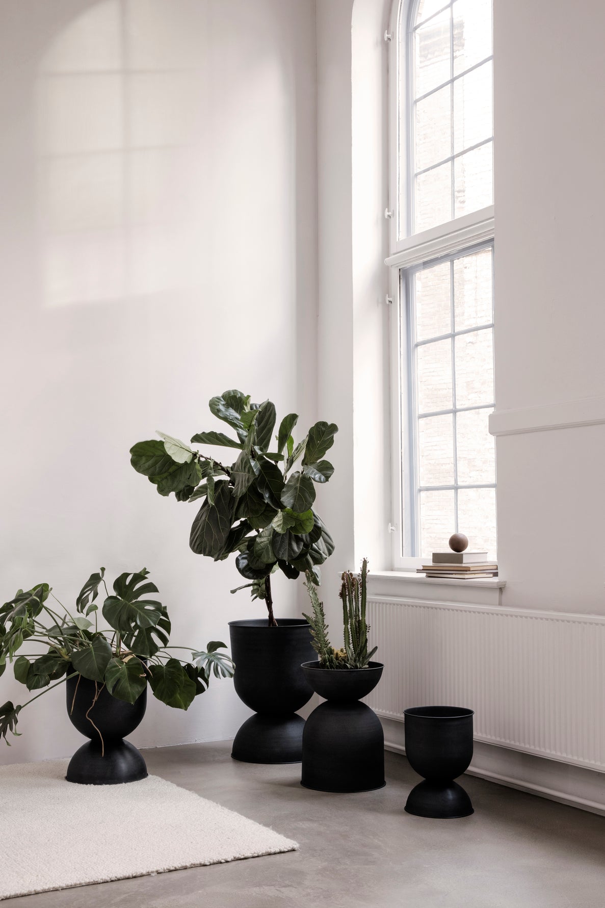 Hourglass Pot Medium - Black