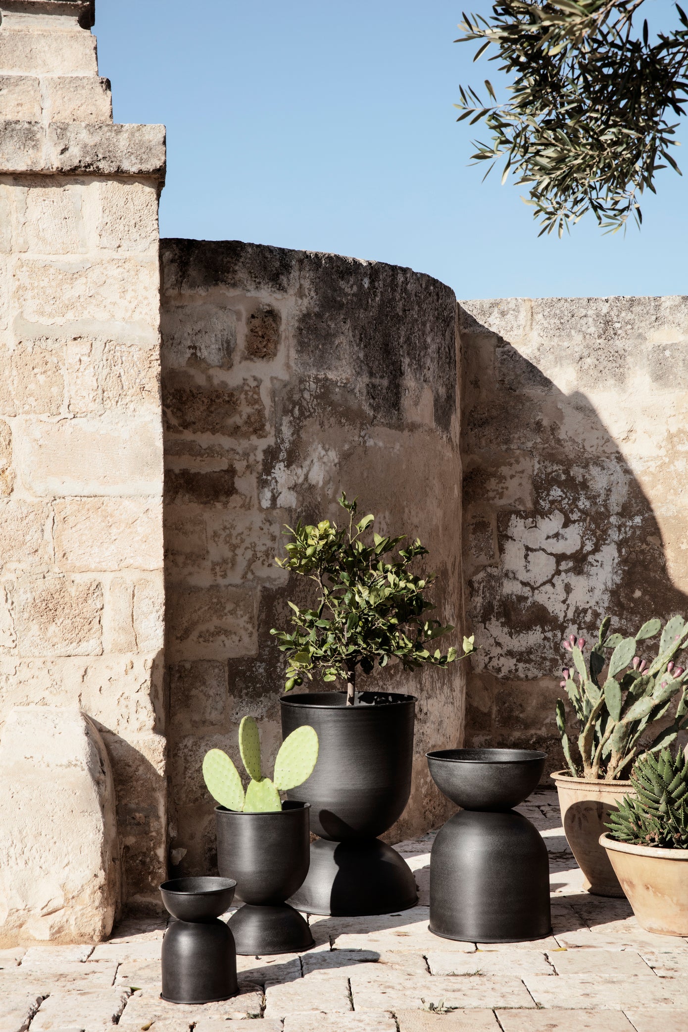 Hourglass Pot Small - Black