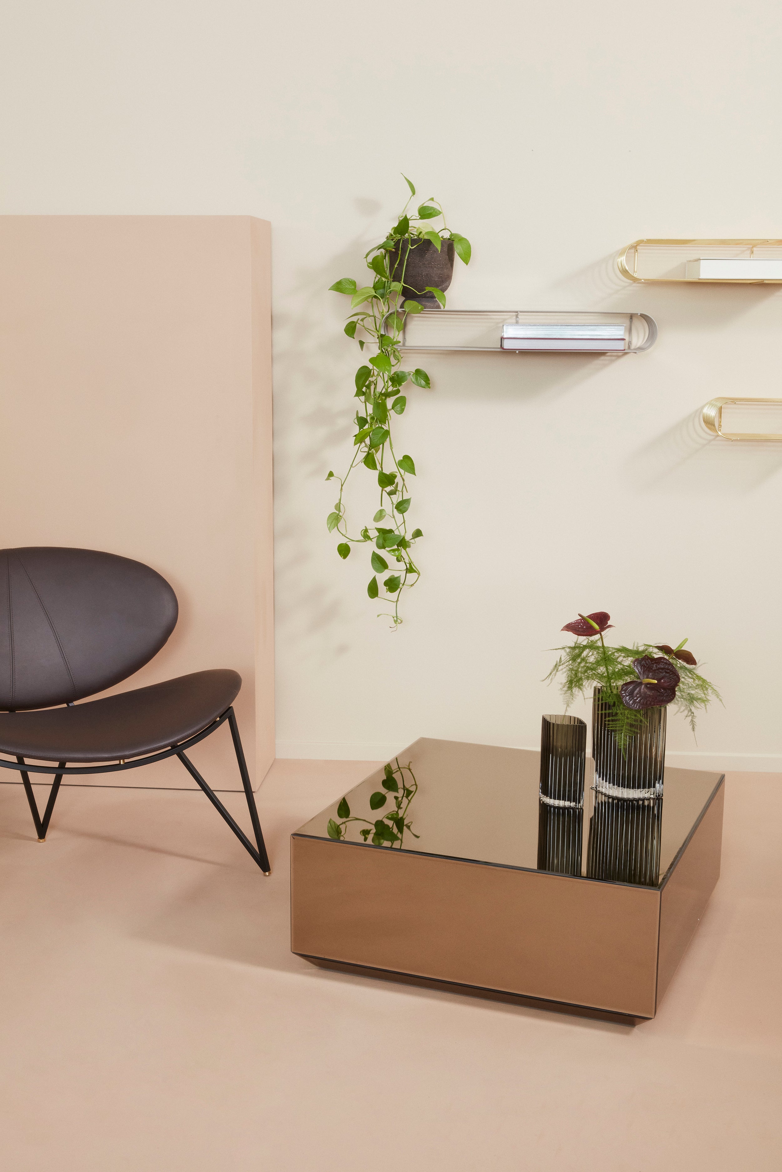 Folium Vase H20 - Black