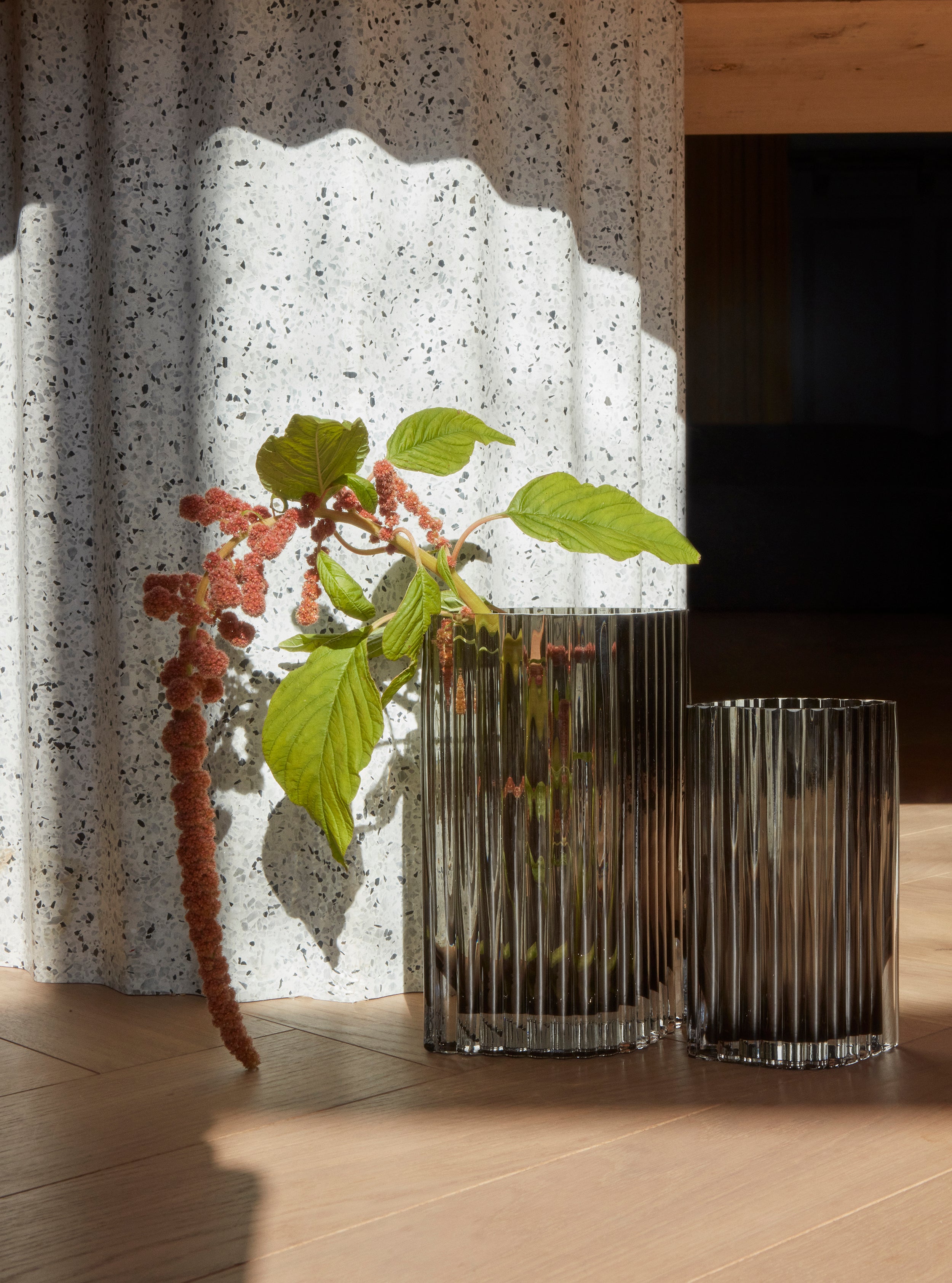 Folium Vase H20 - Black