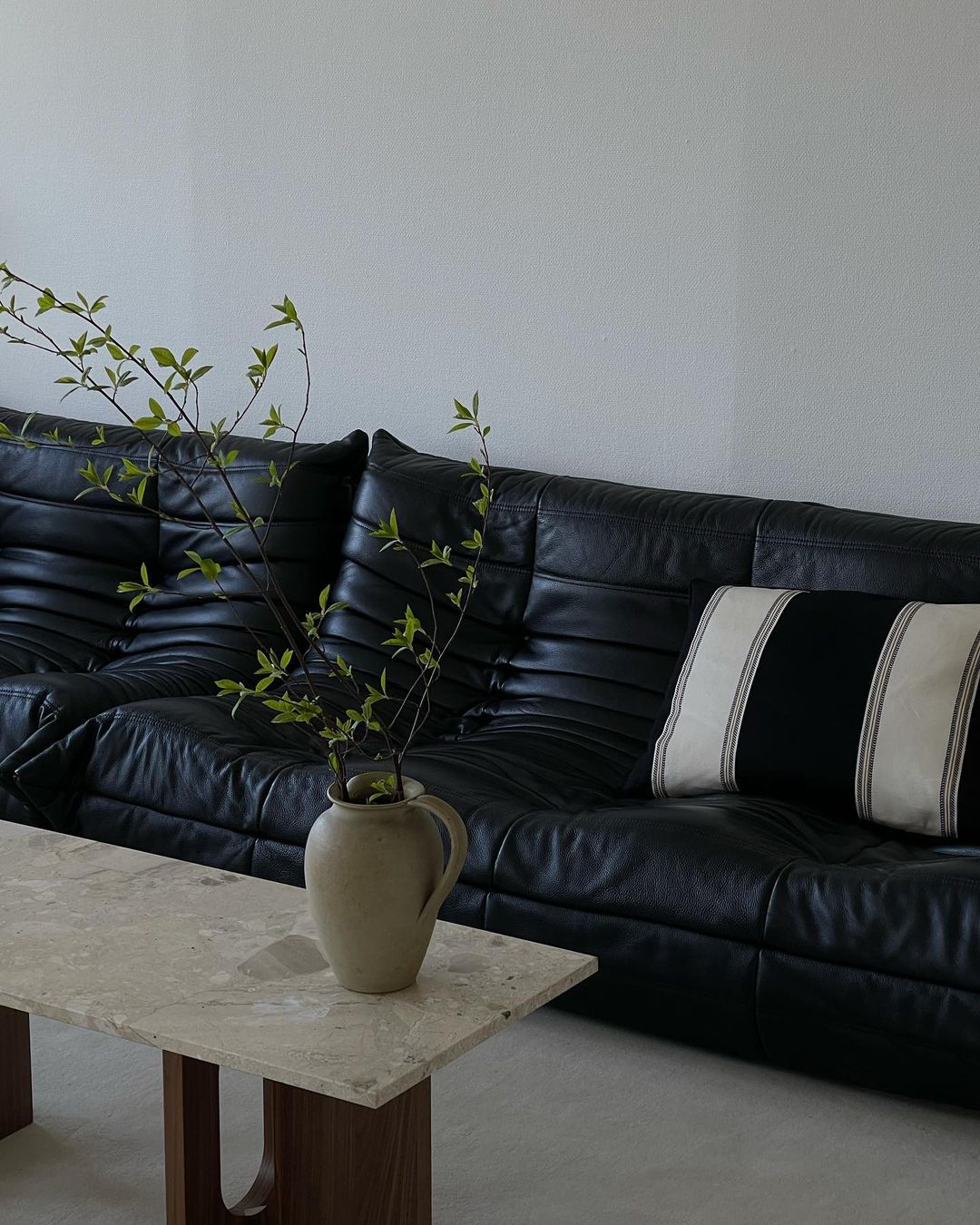 Androgyne Lounge Table, Dark stained oak / Kunis breccia sand