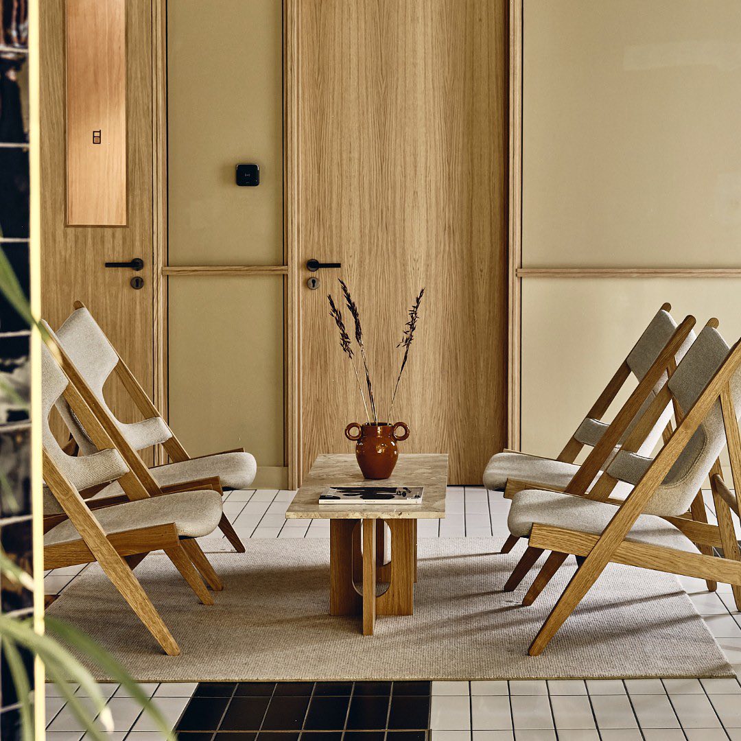 Androgyne Lounge Table, Natural Oak / Kunis breccia sand