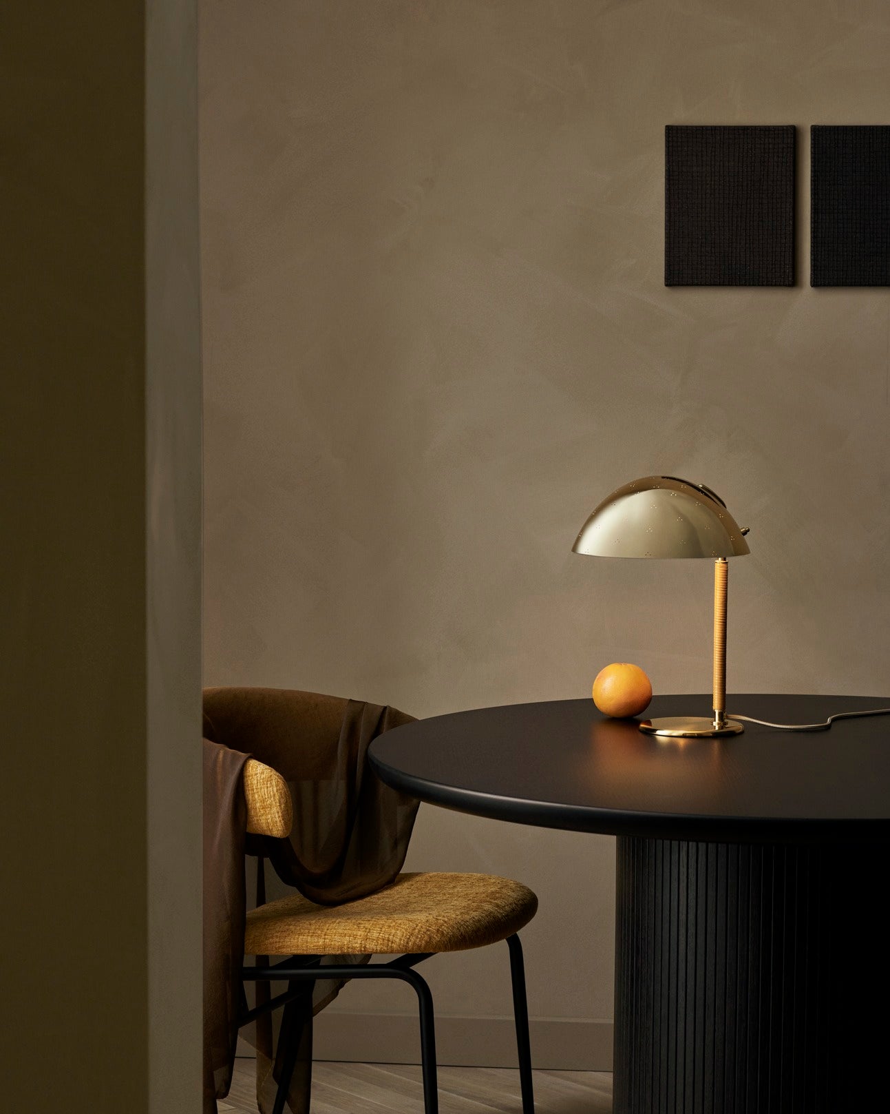 Moon Dining Table Round - Brown / Black Stained Veneer Oak Lacquered