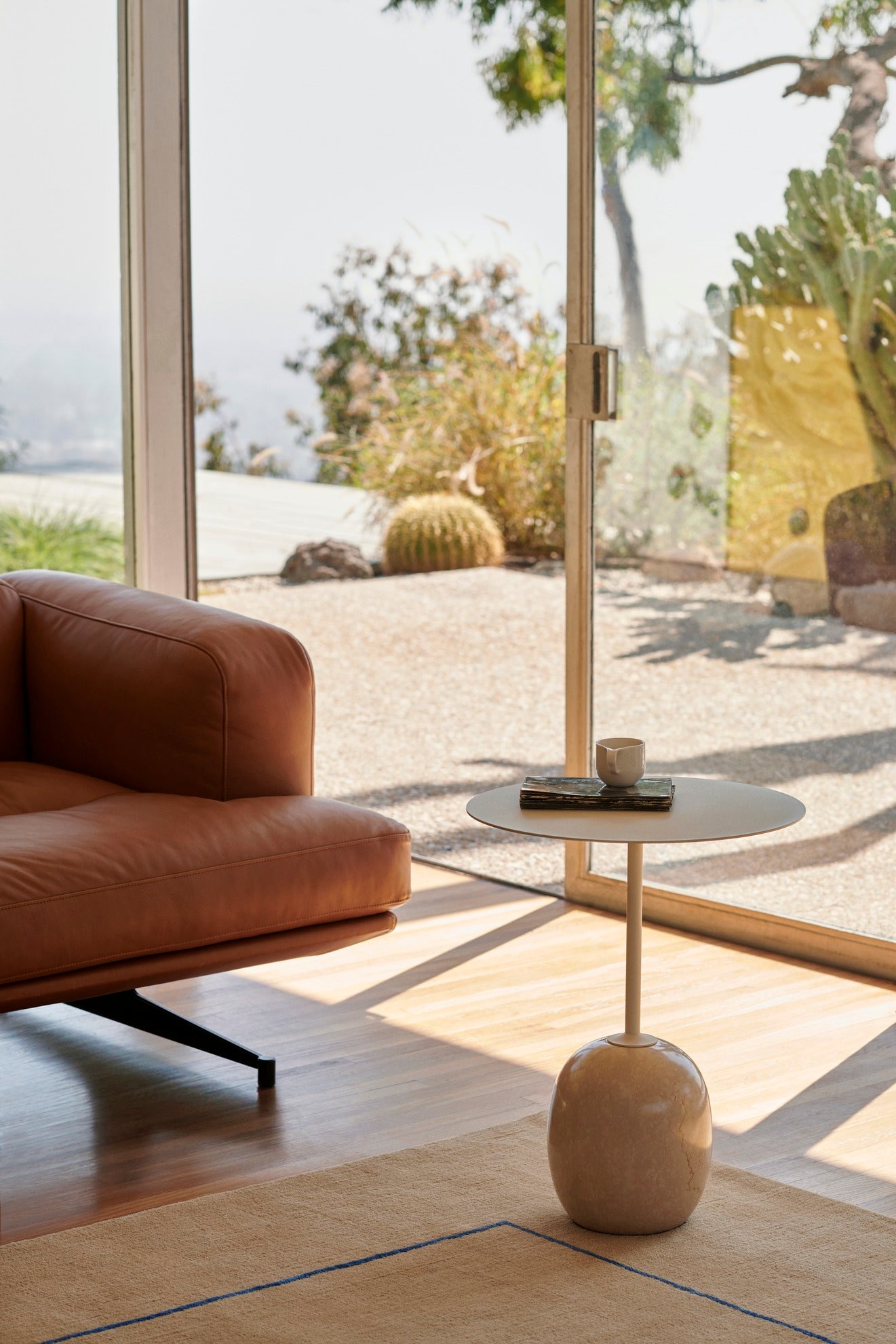 Inland AV22 Sofa - 2 seater - Black legs