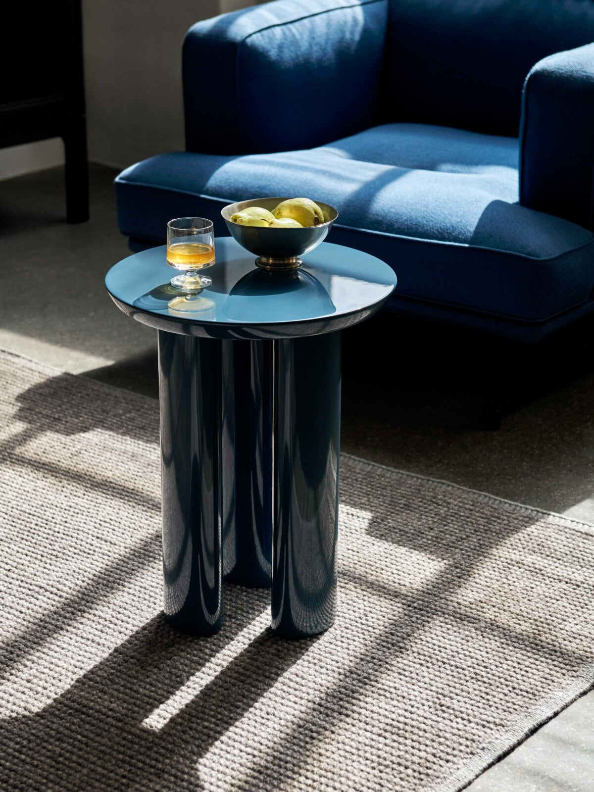 Inland AV21 Lounge Chair - Black legs