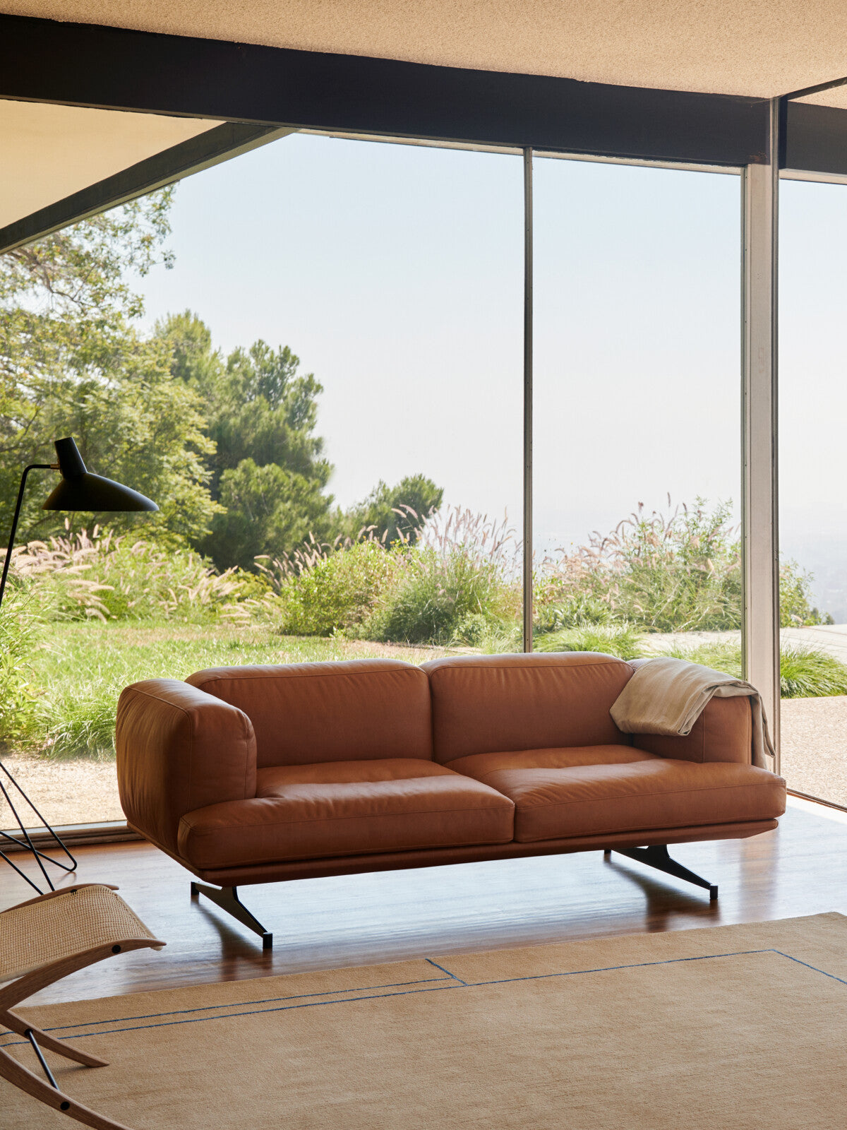 Inland AV22 Sofa - 2 seater - Chrome legs