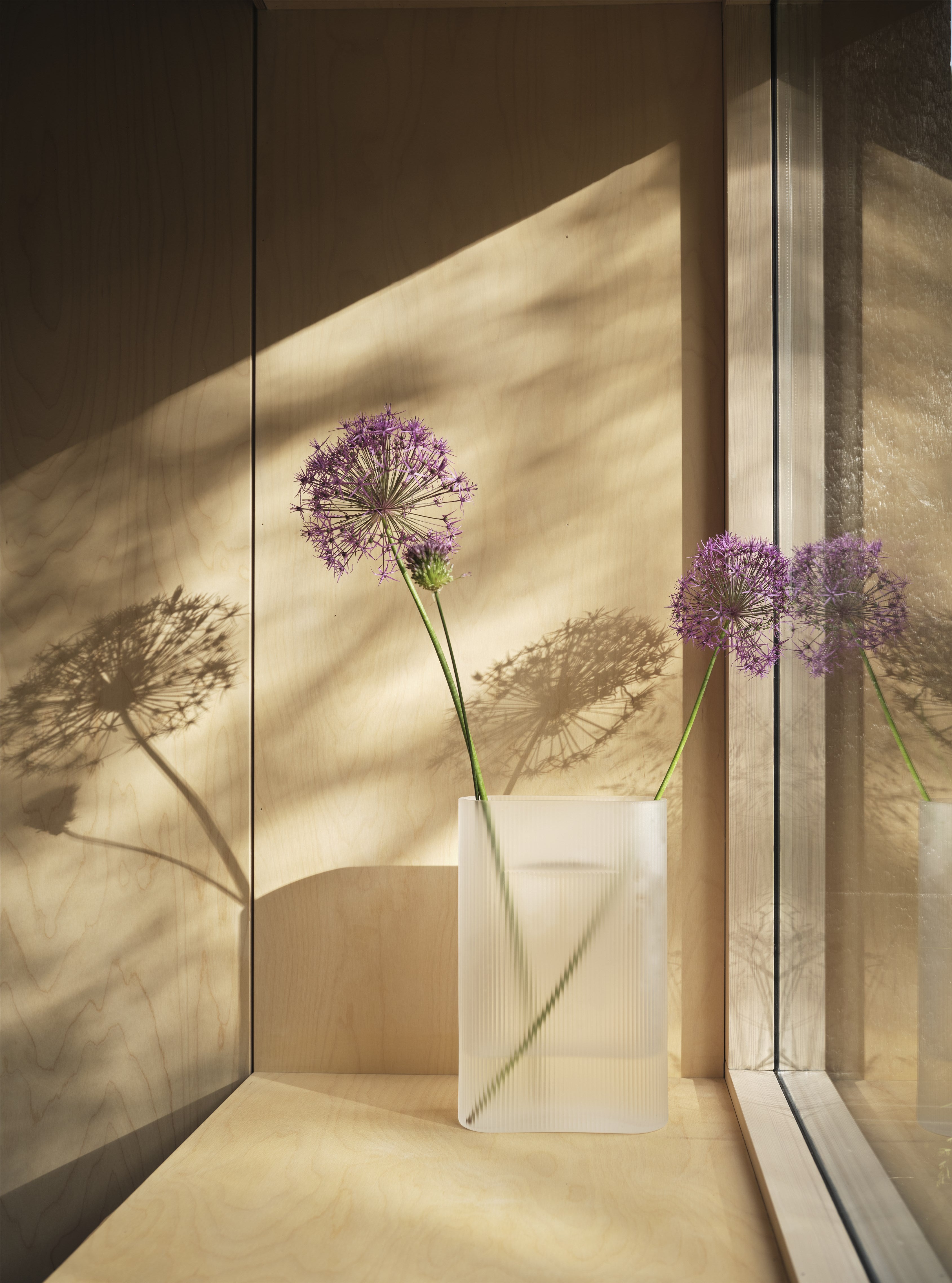 Ridge Vase - H35 - White Frosted Glass