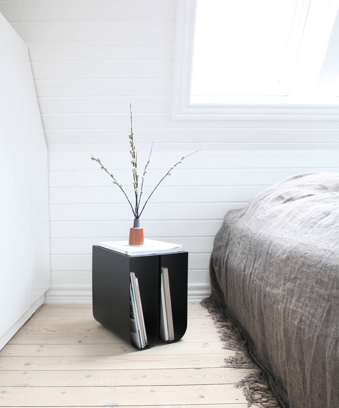 Curved Side Table - Black