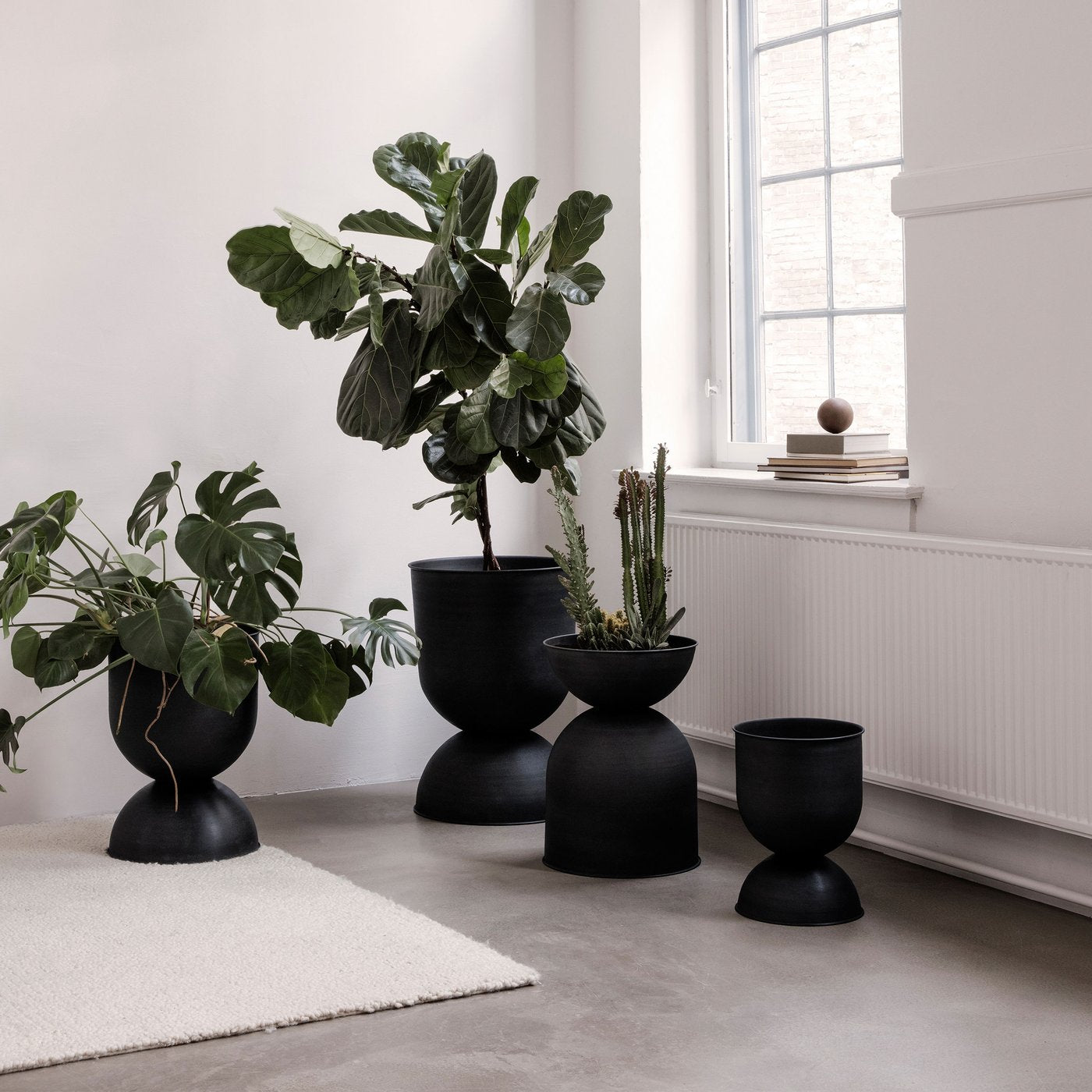 Hourglass Pot Large - Black