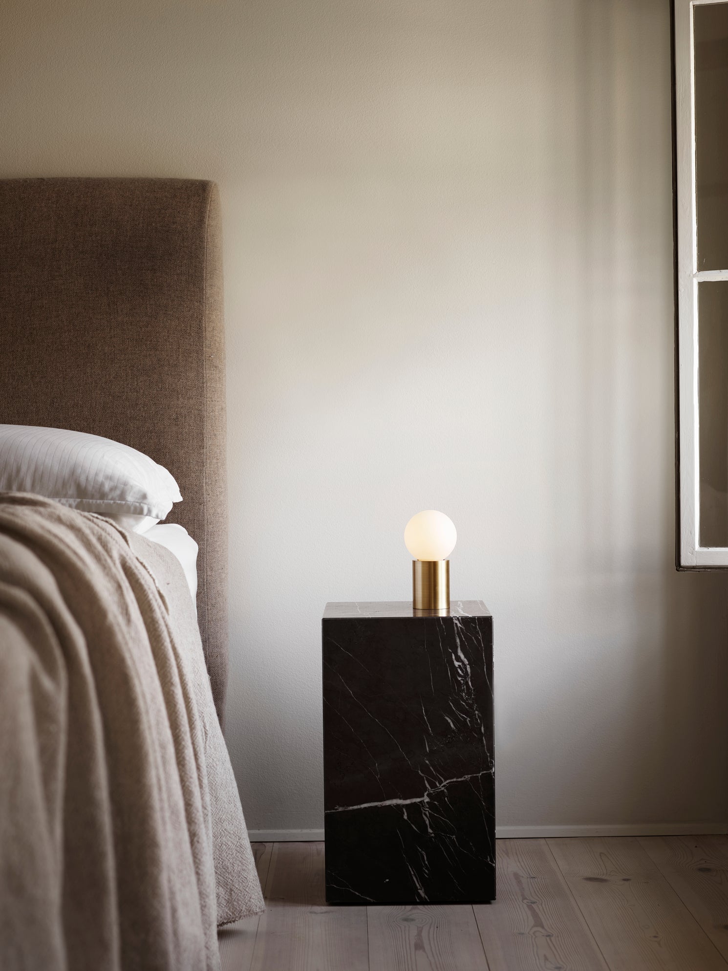 Plinth Tall - Black marble marquina