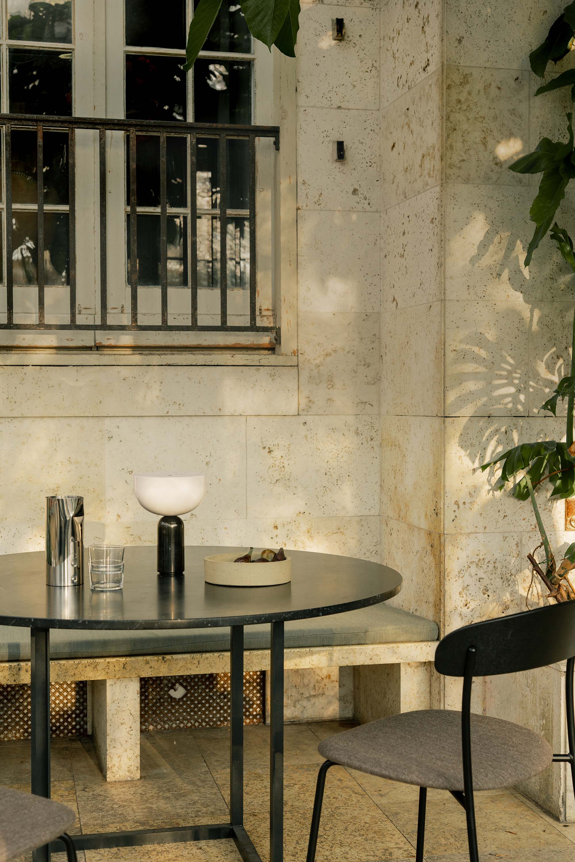 Kizu Portable Table Lamp - Black Marble
