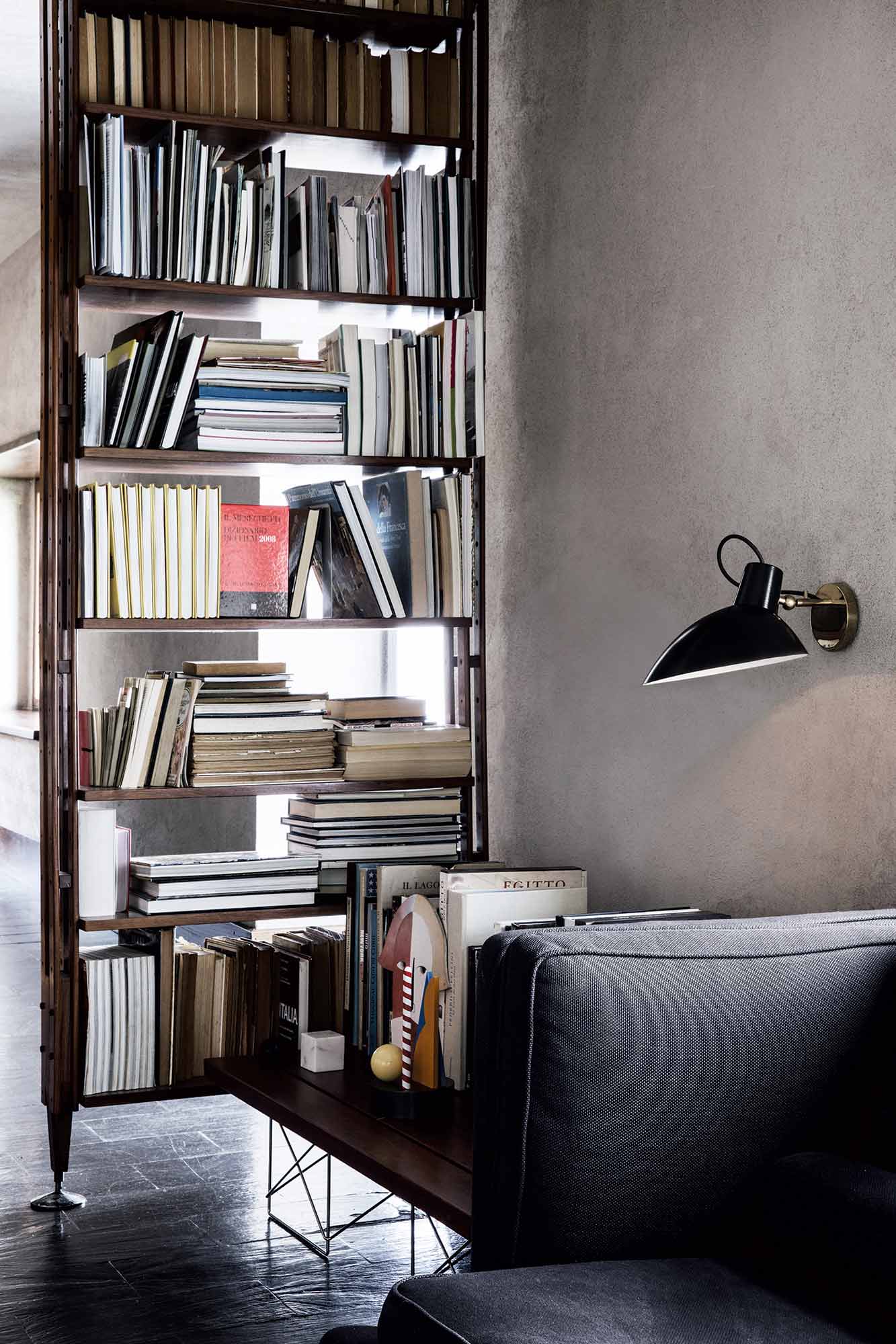 VV Cinquanta Wall - Brass mount, Black reflector
